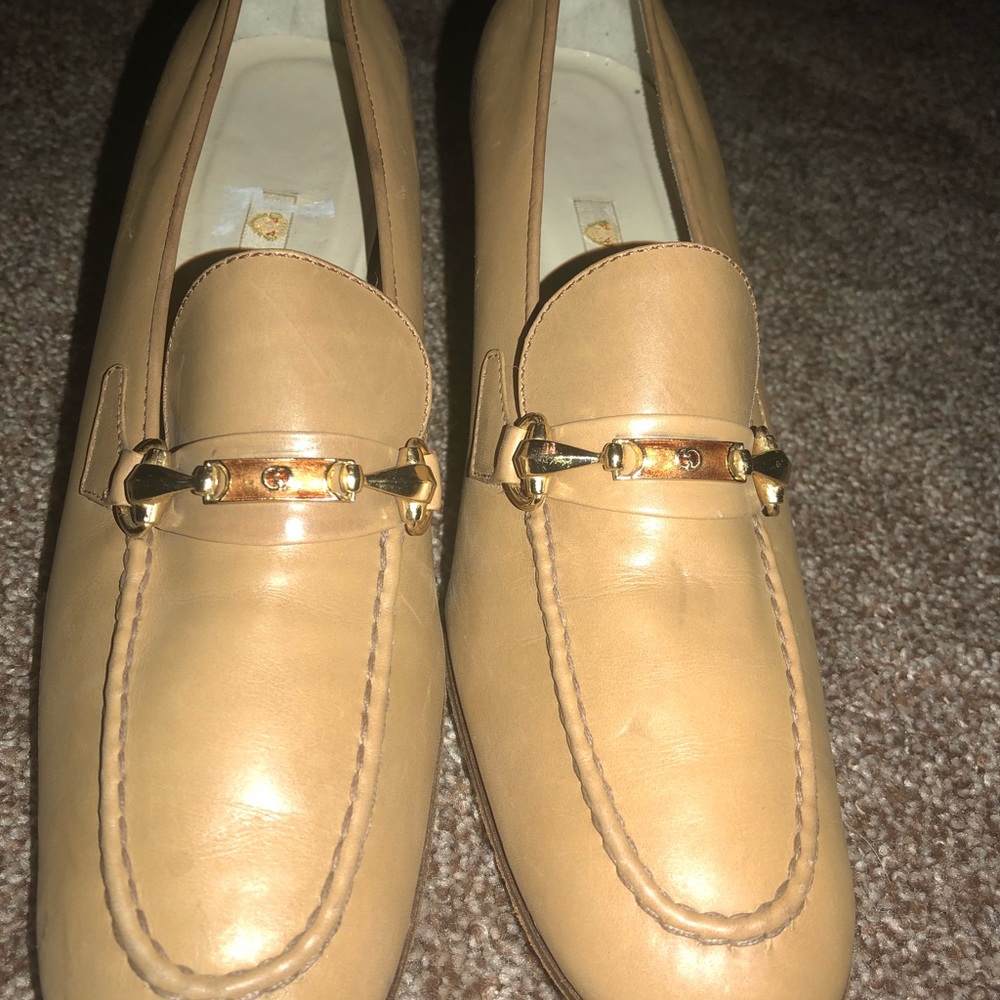 Gucci tan heeled loafers